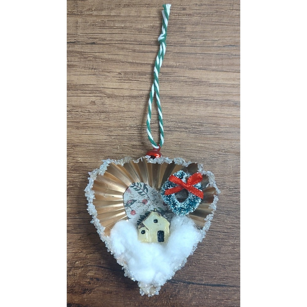 Handmade Tart Tin Diorama Christmas Ornament Wreath Cabin Snow Glitter O1